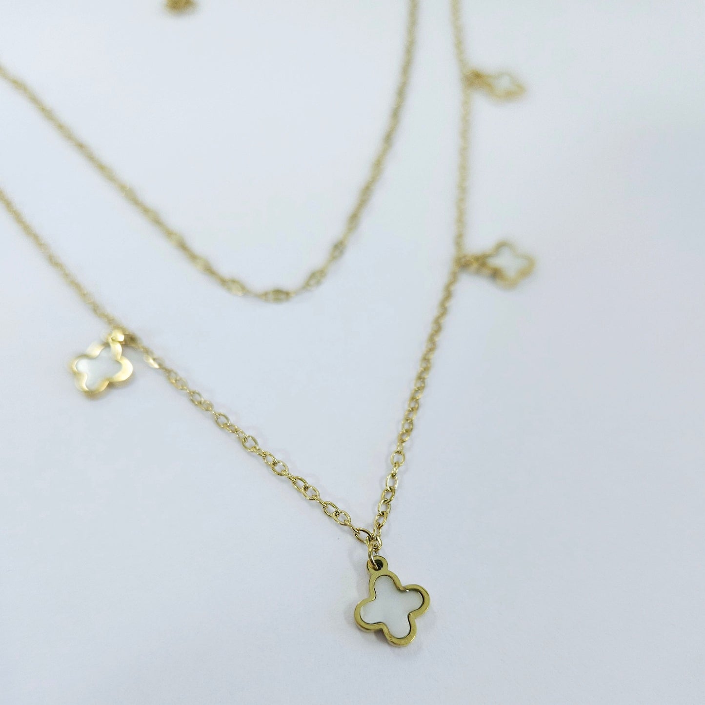 COLLIER DOUBLE RANG AU MOTIF TREFLE SERTIE NACRE